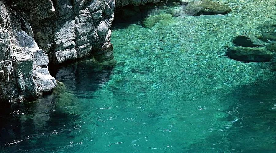 恒大礦泉水，源自地下300米深巖泉水