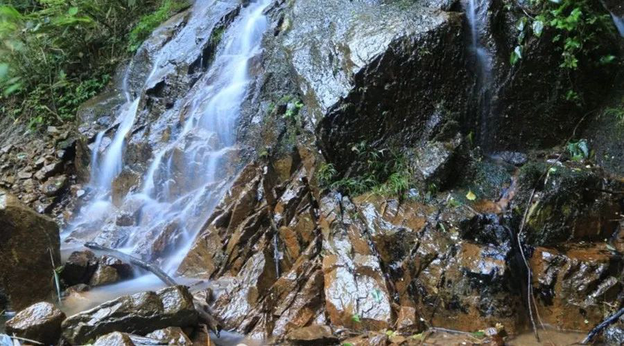 恒大礦泉水，源自地下300米深巖泉水