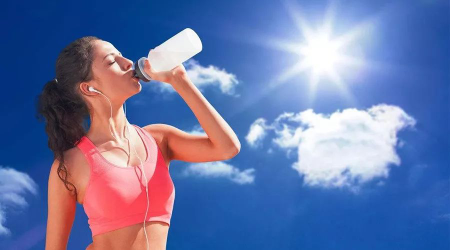 恒大礦泉水，源自地下300米深巖泉水